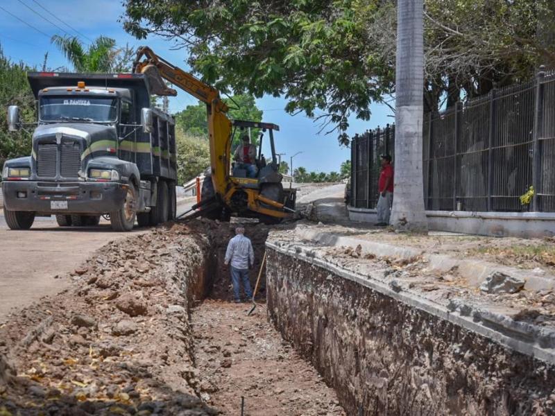 Alcalde de Ahome acuerda atender rezagos y agilizar trámites empresariales