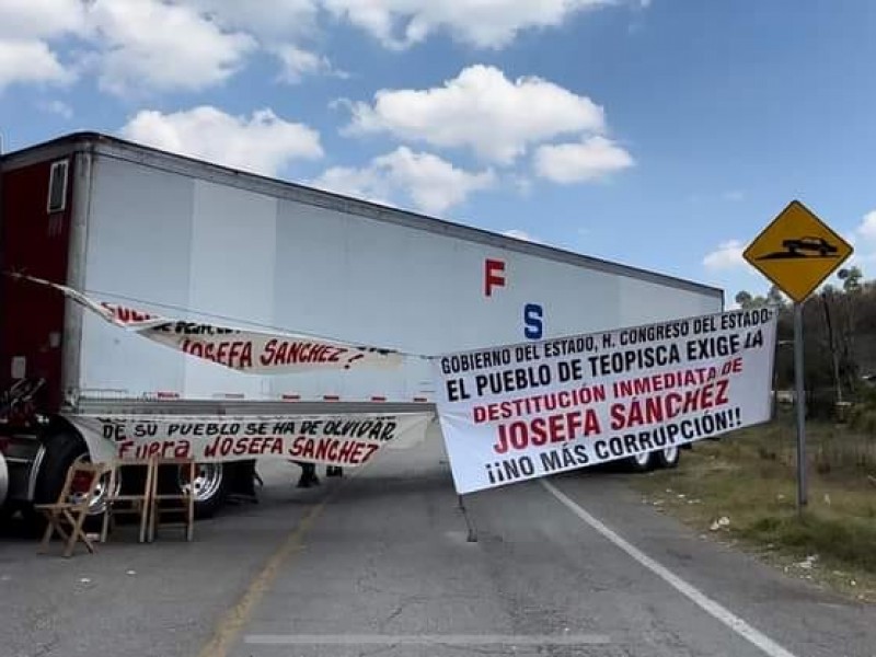 Empresarios piden que abran el paso en bloqueo de Teopisca