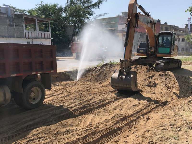 Empresas constructoras continúan dañando tuberías de agua en Salina Cruz