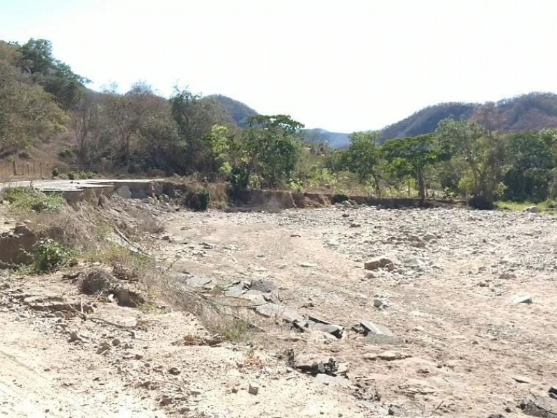 En abandono carretera a Coahuayutla, desde Hernán faltan caminos