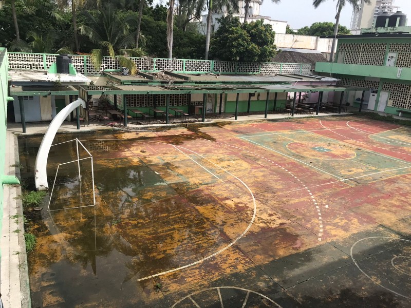 En abandono escuela Josefa Ortiz en centro de Veracruz