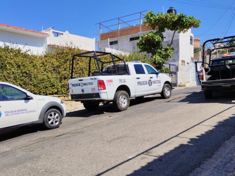 En Acapulco abandonan cuerpos dentro de un taxi