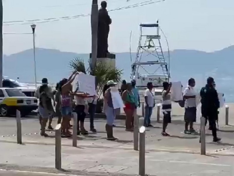 En Acapulco bloquean la Costera para exigir ayuda económica