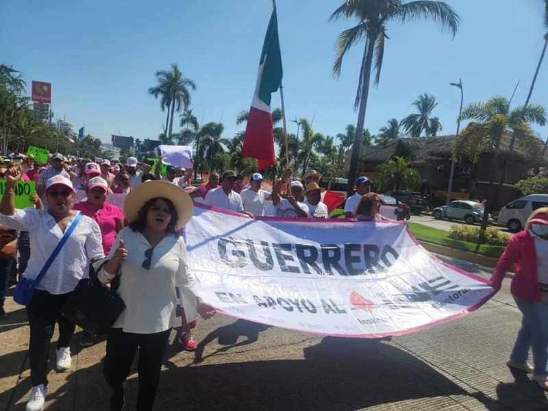 En Acapulco participaron 600 personas en marcha por el INE