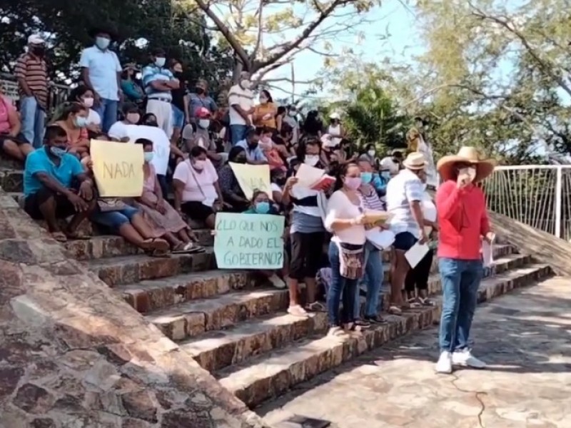 En Acapulco vecinos se manifiestan, exigen obras