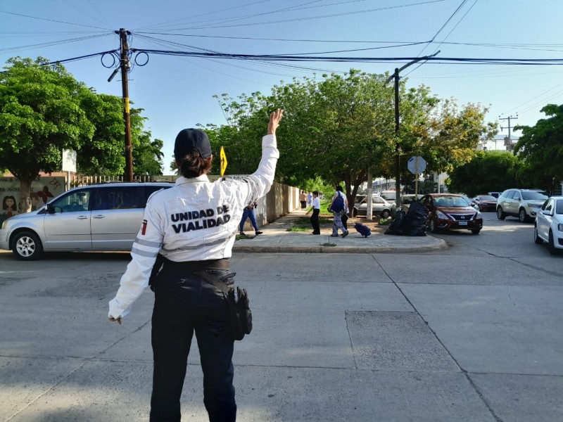 En aumento infracciones por estacionarse en doble fila en escuelas