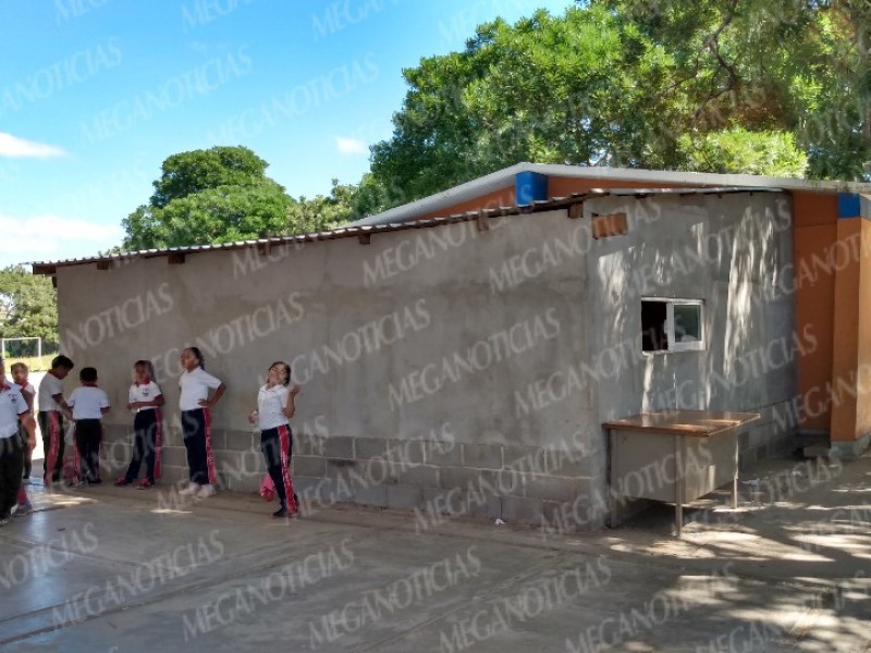 En bodegas toman clases alumnos; escuela sin recursos