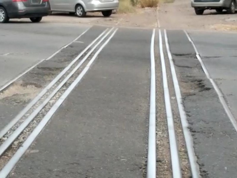 En Cajeme peligran automovilistas por vías ferroviarias en calle sufragio