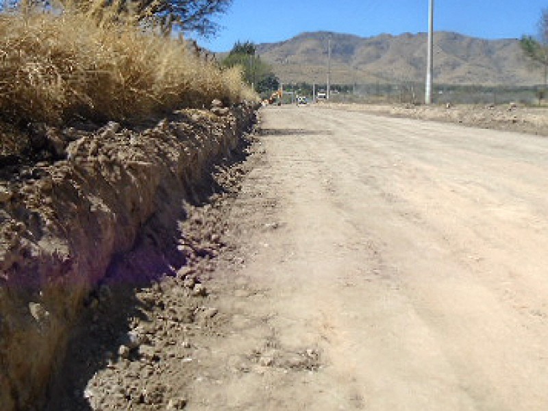 En camino de terracería encuentran dos cuerpos