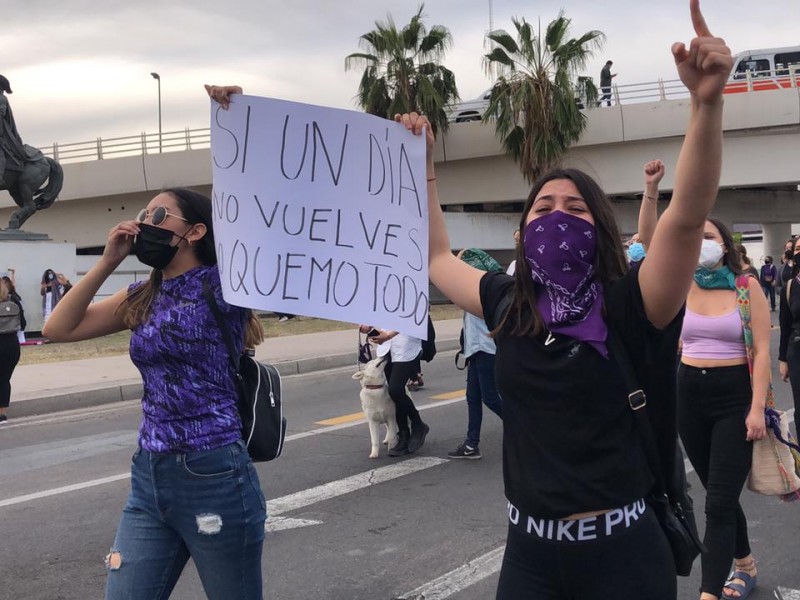 En caravana, a pie y en bicicleta se manifiestan mujeres