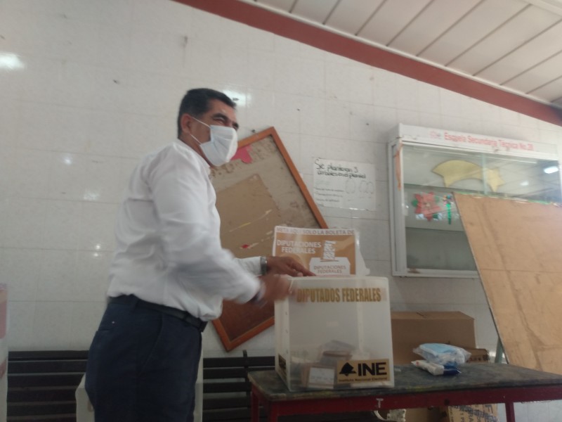 En casa, junto a su familia esperará Chuy López resultados