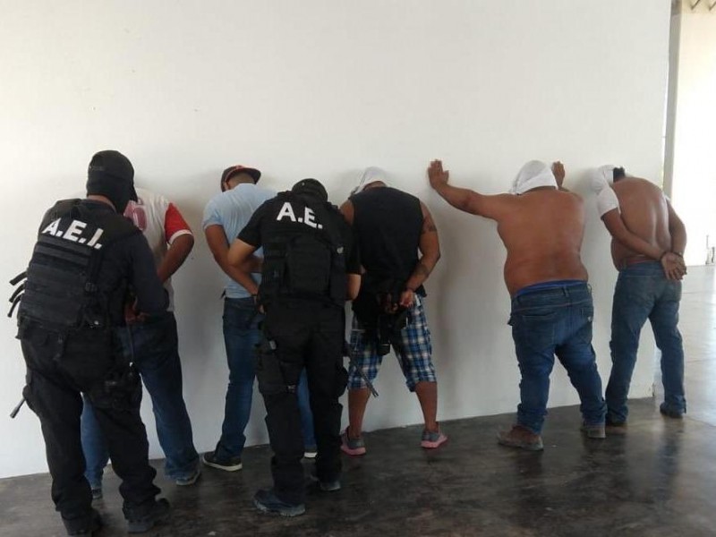 En cateo realizado en Juchitán Fiscalia asegura armas