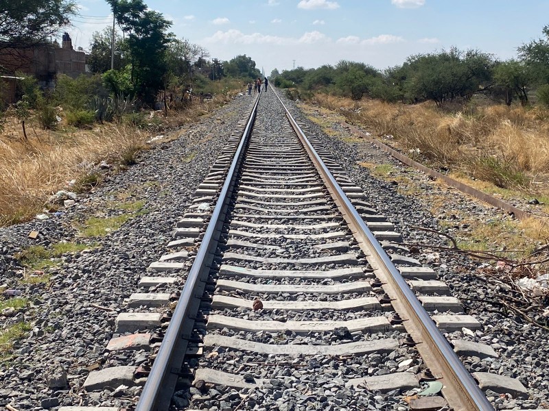 Un hombre es impactado por el tren