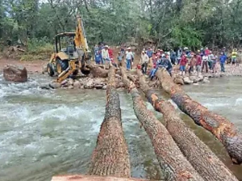 En Chicomuselo, pobladores construyen puente tras indiferencia de alcalde