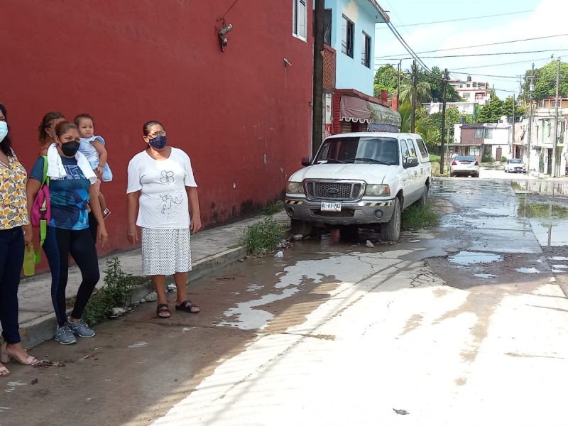 En Circuito Géminis viven entre baches y fugas de agua