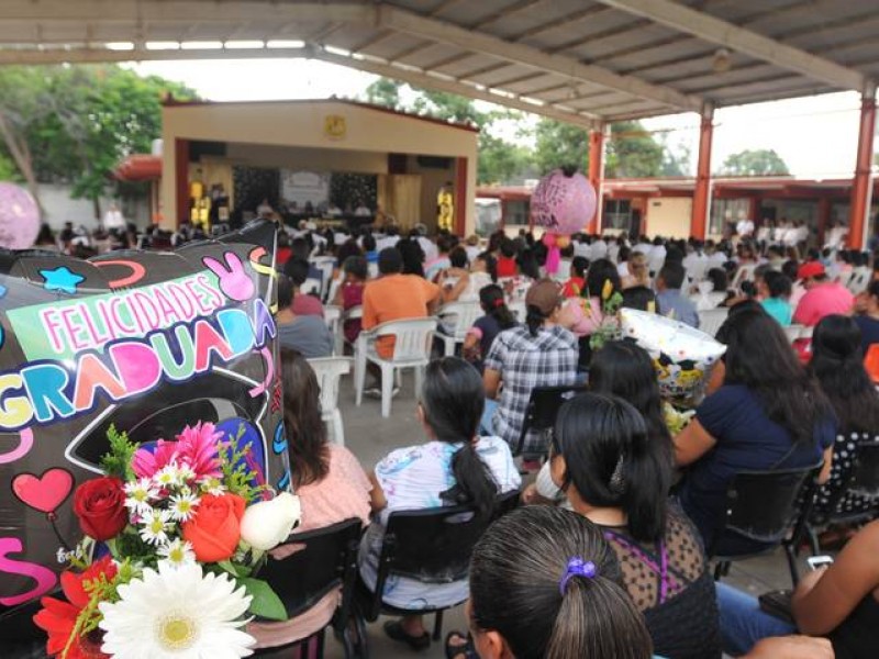 En clausuras escolares, los sonideros son sustituidos por las bocinas