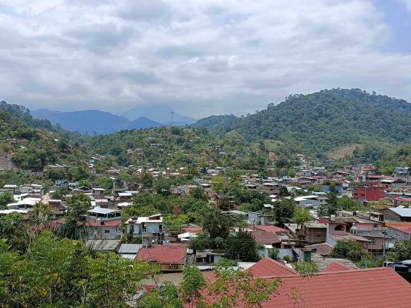 En comunidad El Paraíso de Atoyac, siguen sin red telefónica