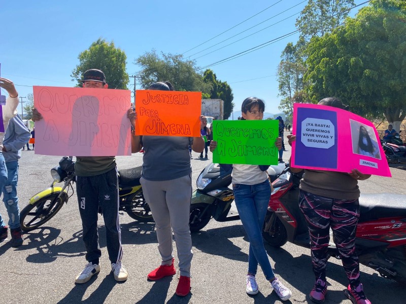 En Cotija bloquean la carretera por la desaparición de Jimena