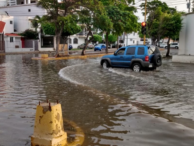 En cuestión de minutos se inunda Mazatlán