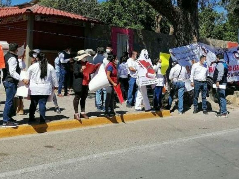 En Cuilapam de Guerrero reciben a AMLO con protestas