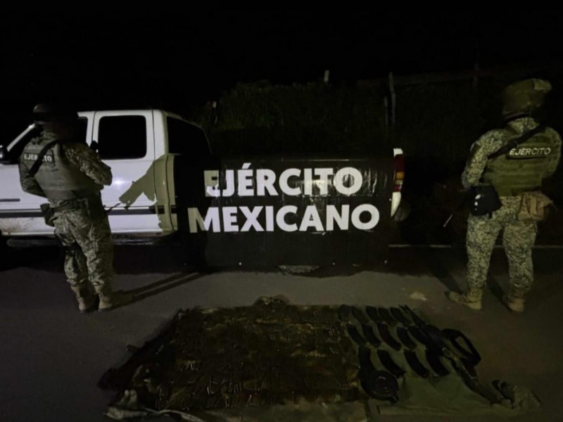 En Culiacán aseguran armas, municiones y un vehículo