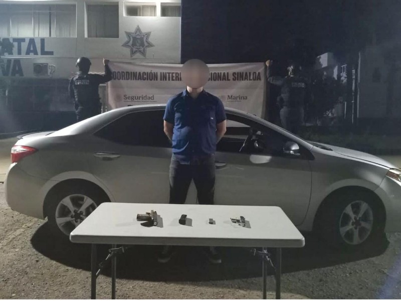 En Culiacán detienen a un civil y aseguran un vehículo y armas