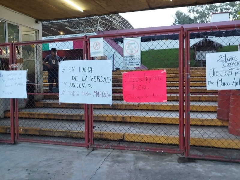 En defensa de docente, padres y madres de Actopan bloquean la SEV