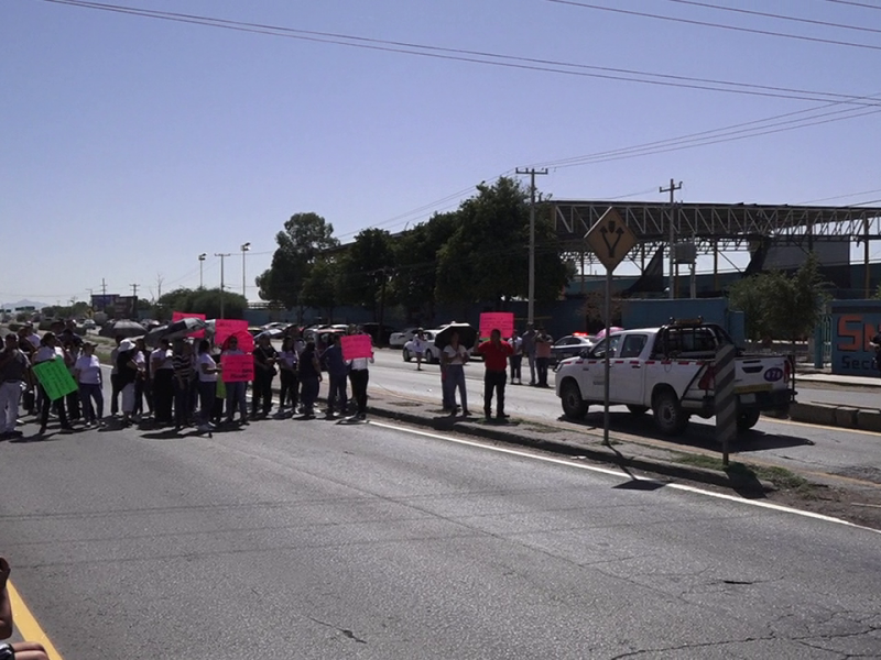 En demanda de su ahorro bloquean parcialmente Periférico de Torreón