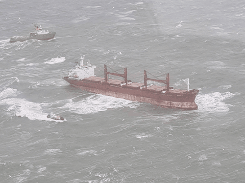 En descontrol queda barco de carga tras chocar con petrolero