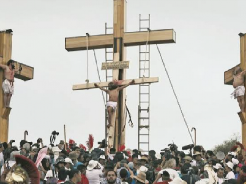 En días santos, quedan prohibidas procesiones y representaciones.