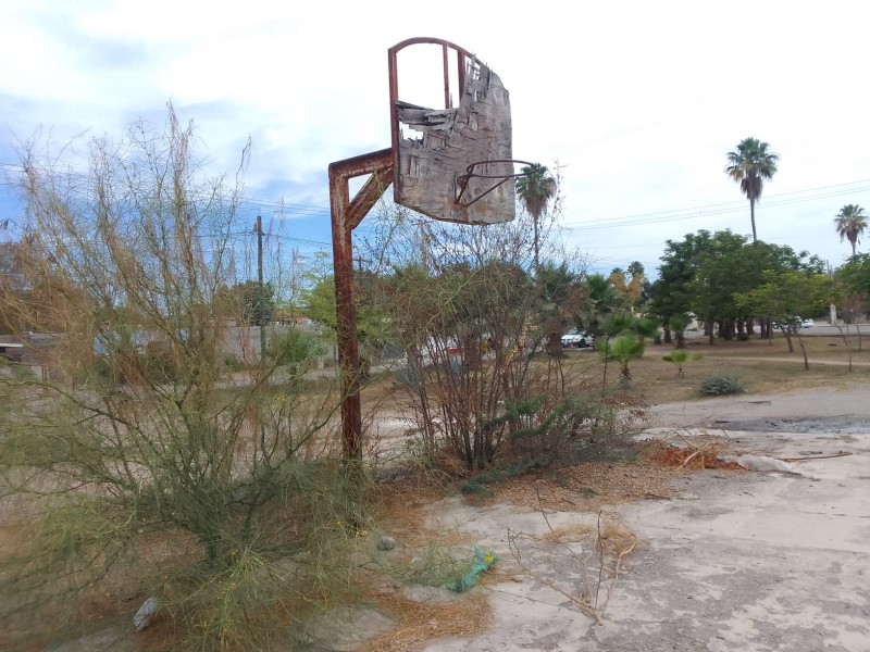 En el olvido, cancha de basquetbol en la Ferrocarrilera