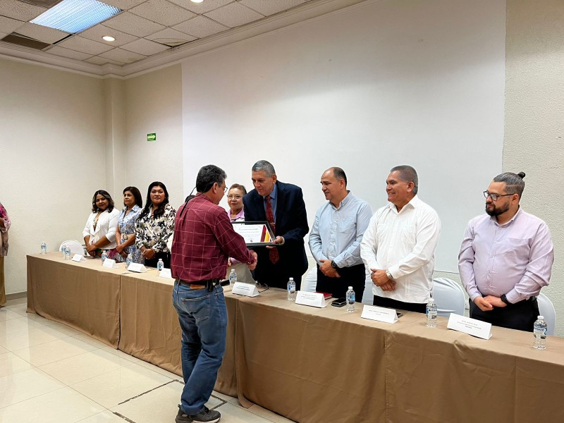 En Empalme reconocen a maestros