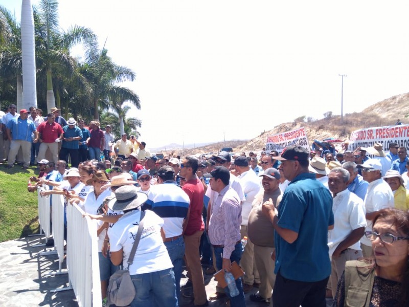 En Encuentro de alcaldes, se manifiestan transportistas cabeños