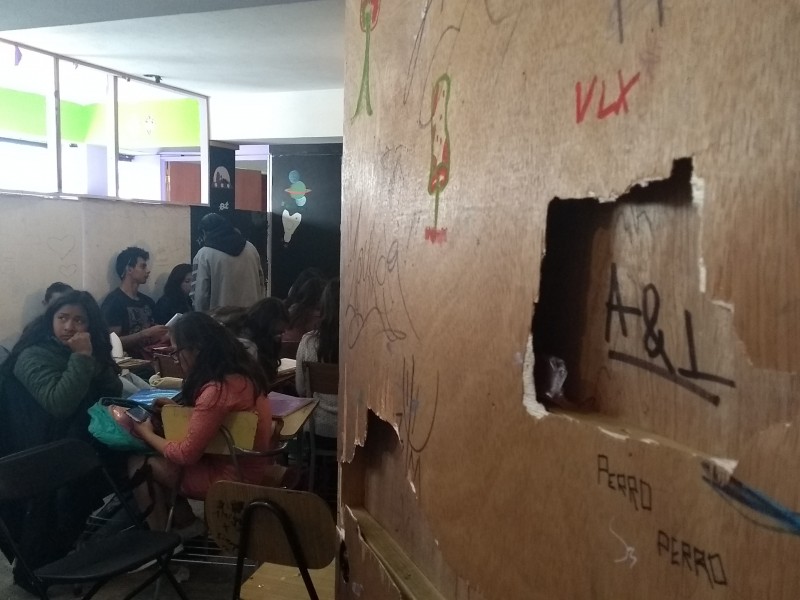 En obra negra toman clases en Toluca