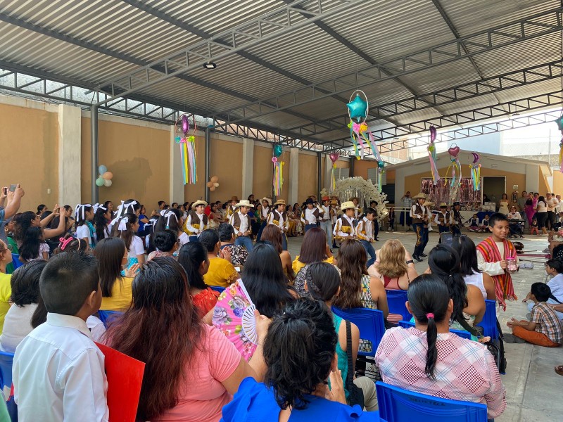 En escuelas realizan festivales del Día de las Madres
