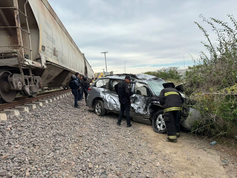 En estado grave jóvenes embestidos por el tren en Mazatlán