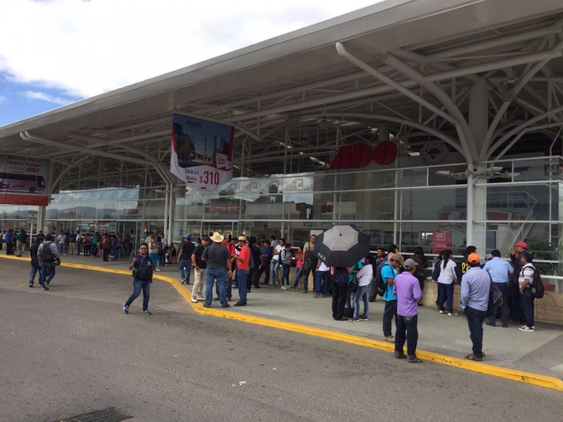 En exigencia de plazas toman terminal en Oaxaca