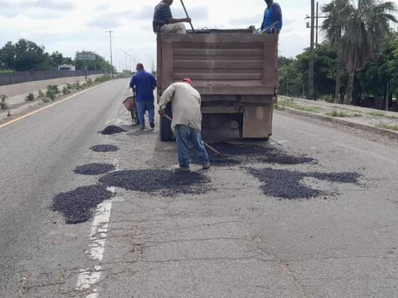 En Guasave bachean con tierra mientras llega el material adecuado