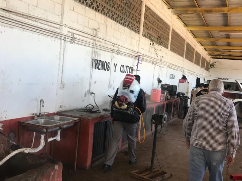 En Guasave sanitizan espacios públicos