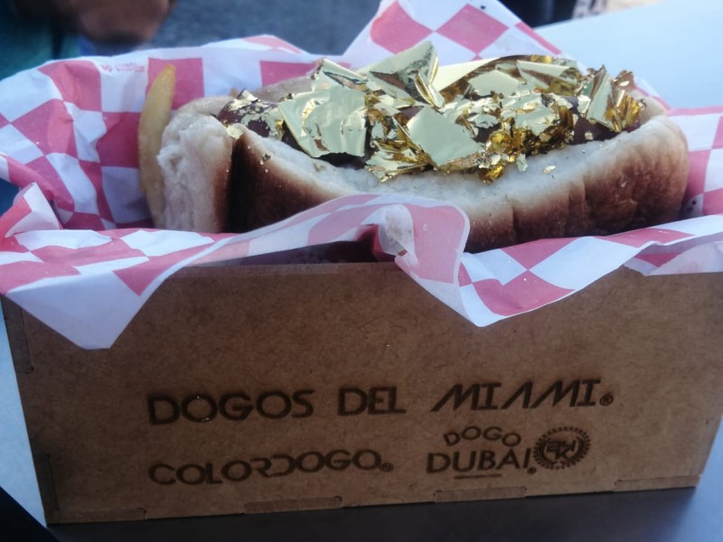 En Hermosillo venden un dogo con láminas de oro comestible