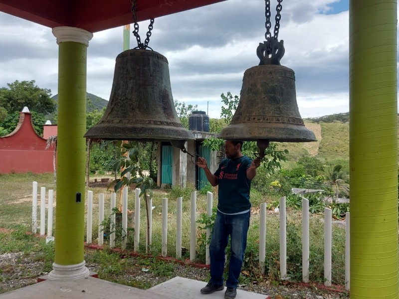 En Huamelula repican sus campanas para recibir a sus difuntos