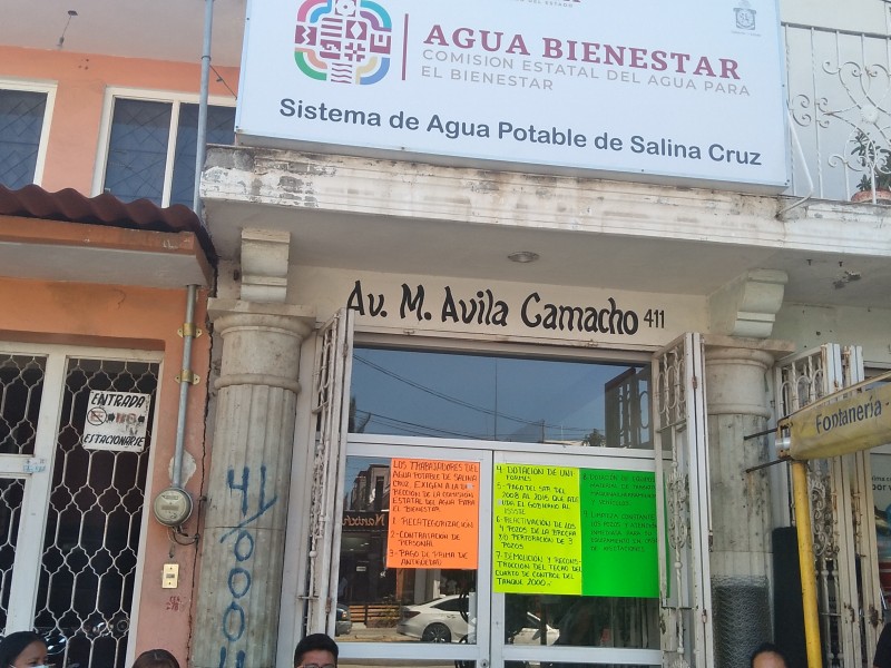 En huelga trabajadores de Comisión Estatal de Agua Salina Cruz