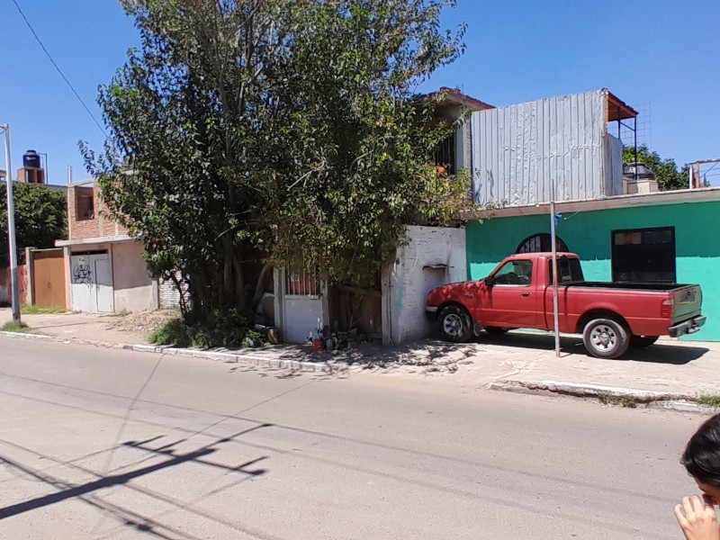 En jardines de San Antonio vecino se adueñó de banqueta