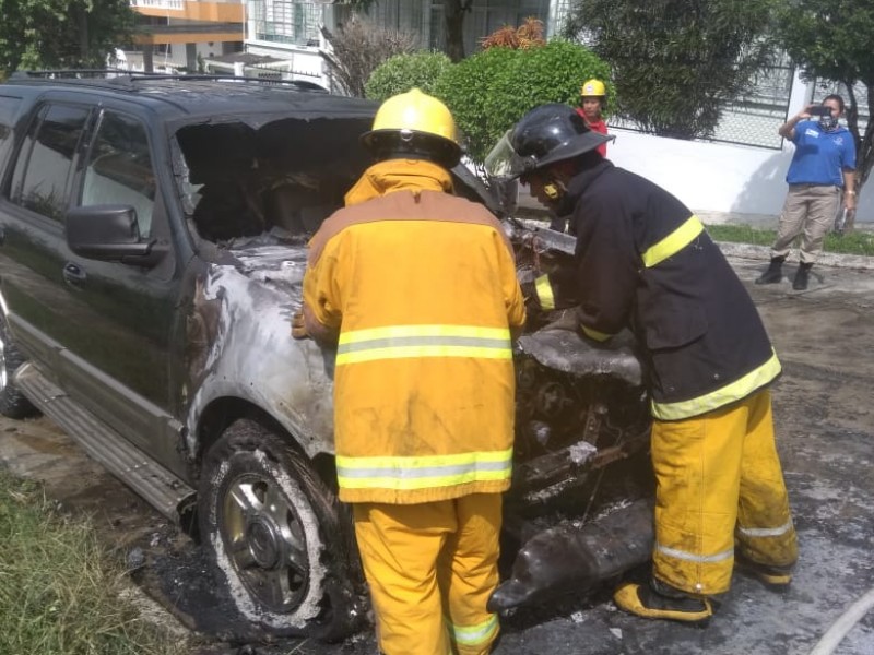 En Jardines, incendio es sofocado por bomberos