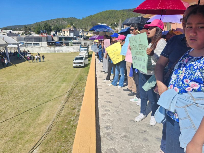 En la Mixteca, maestros irrumpen evento de Claudia Sheinbaum y fijan posicionamiento