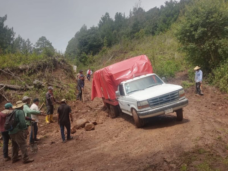 En la sierra de Atoyac abren caminos con sus manos
