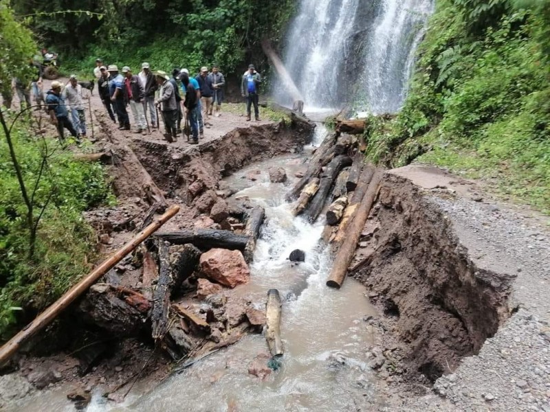 En la sierra de Guerrero también se cortaron caminos