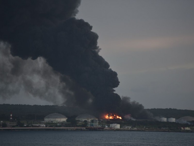 En llamas tercer tanque de combustible en Matanzas, Cuba