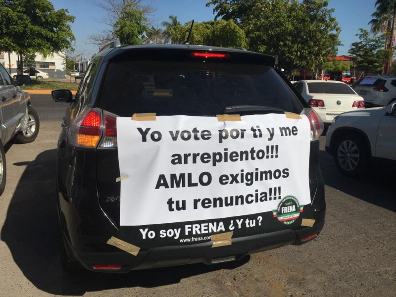 En Los Mochis realizan caravana, exigen renuncia de AMLO