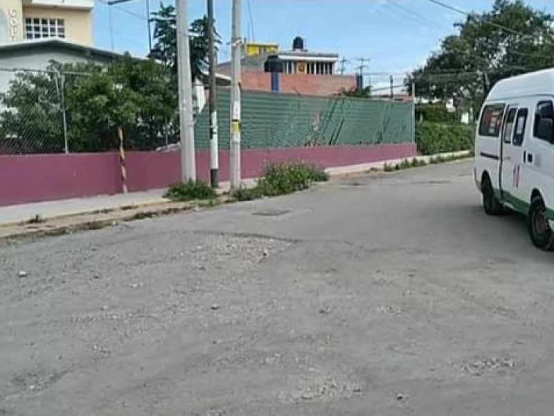 En mal estado calle Estrella Polar por baches causa molestia